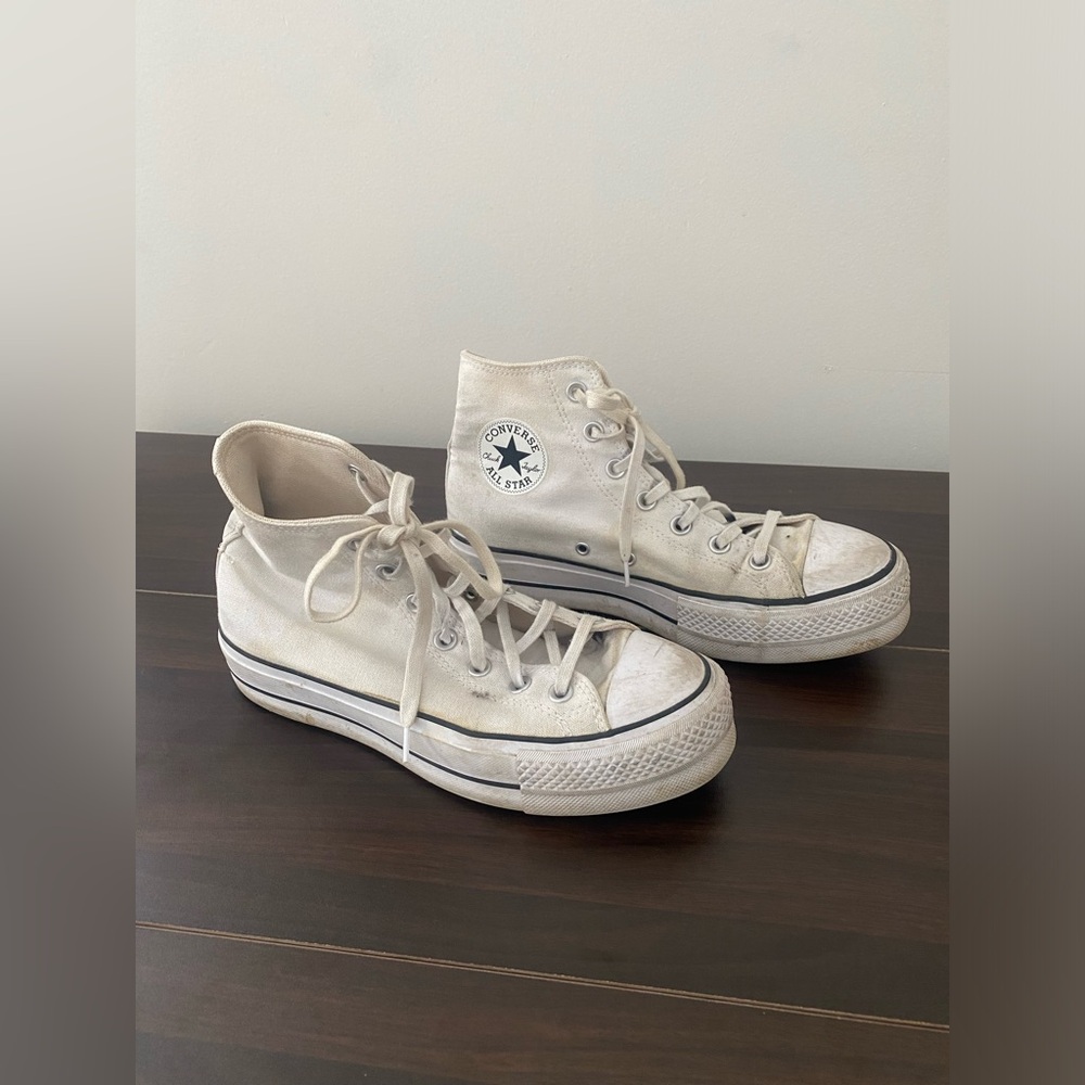 Converse All Star Women’s White/Cream High-Tops in Size 8